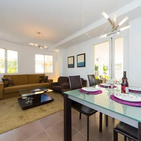 Apartamento Holiday Denia شقة *